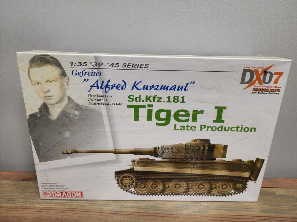 1/35 Dragon TIGER I SD.KFZ. 181 ALFRED KURZMAUL LATE PRODUCTION #6416 Kit New